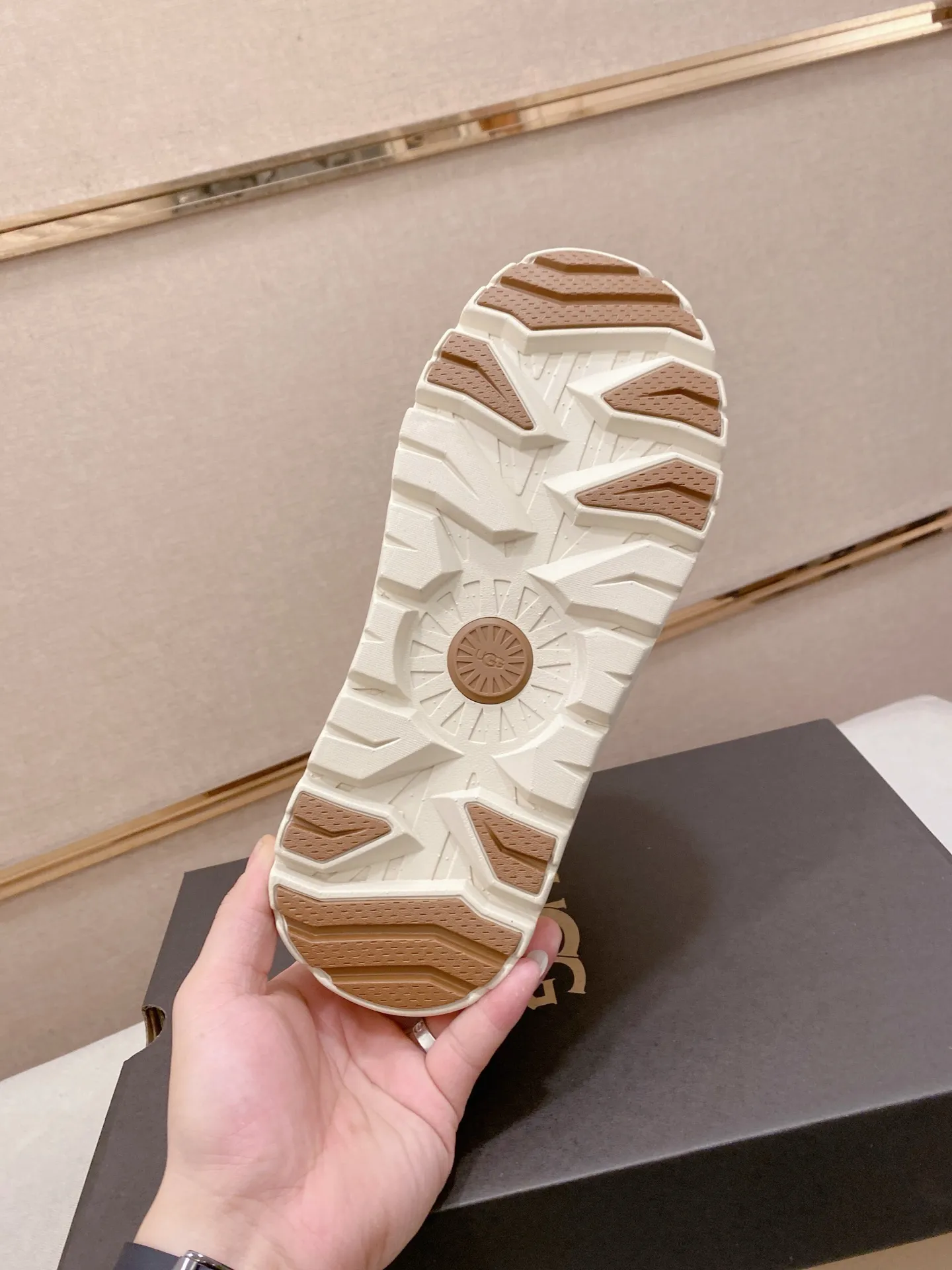 Factory price: 480💰Couple model💏 Same style as Wang Yibo, North American men's shoes Ugg ☃️In the special sale of new high-quality men's shoes snow boots in autumn and winter, the nemesis of extreme cold weather! Made of cowhide leather, merino wool lining, and original outsole, whether driving, outdoor or daily wear, there is always one that suits you! Male and female size: 35-46.